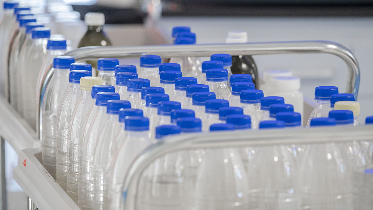 Flaconi di campioni acque di scarico