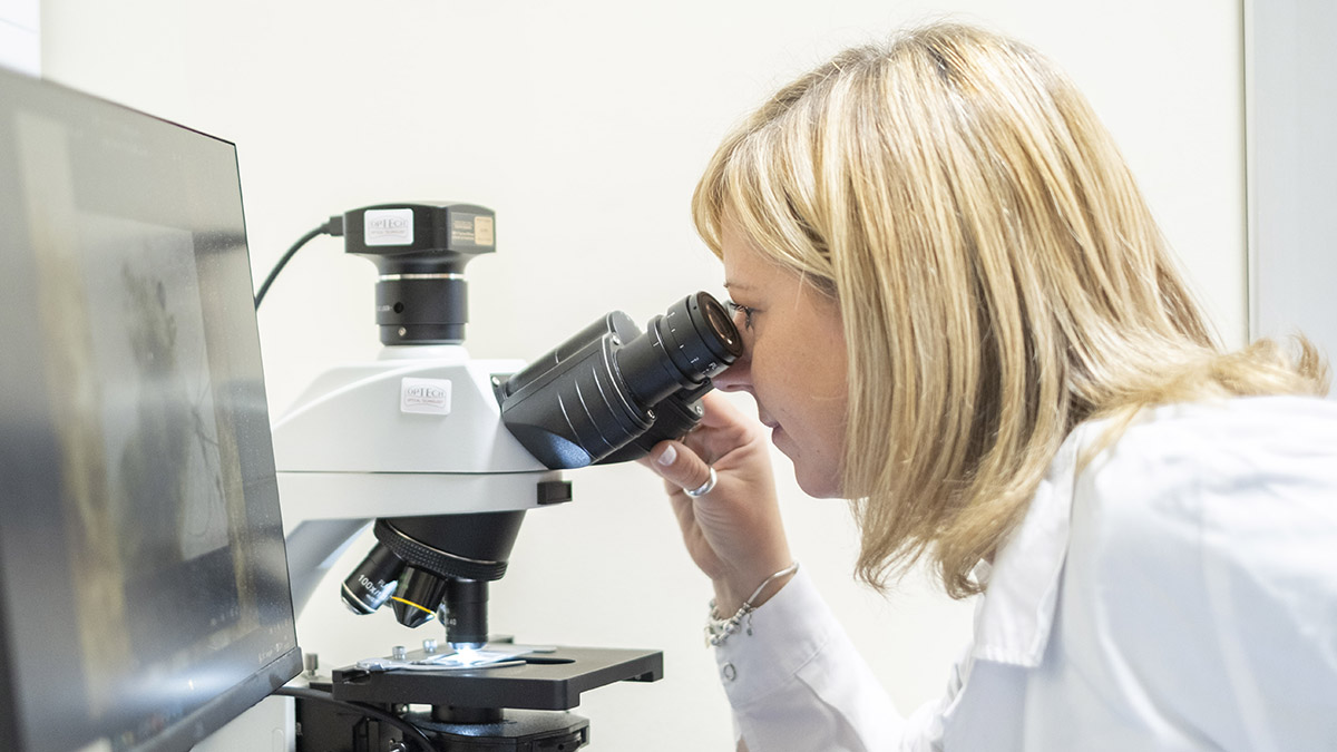 Operatrice di laboratorio che conduce l'analisi