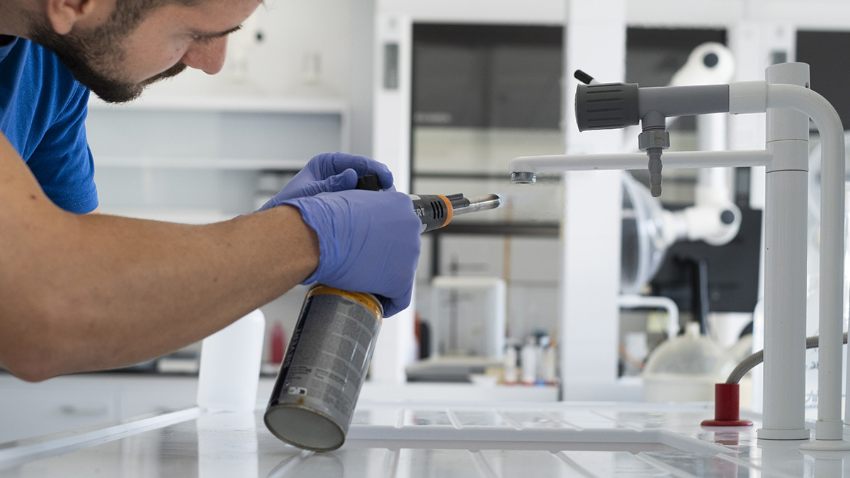 Operatore che procede al campionamento