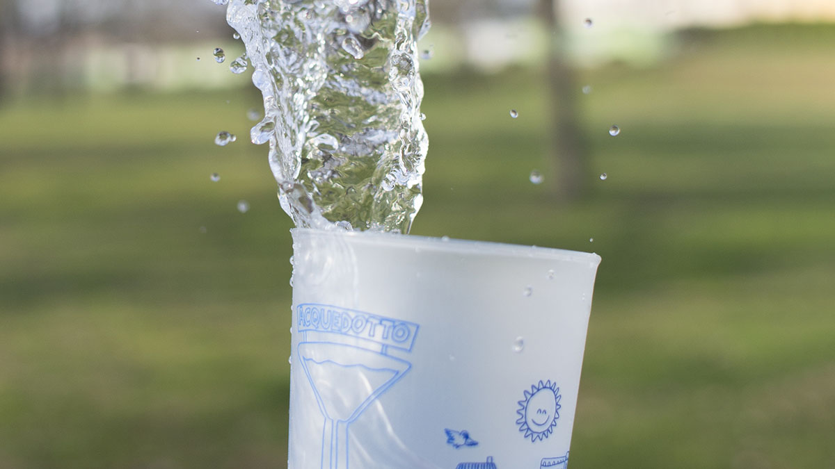 Dettaglio bicchiere AqA con acqua buona