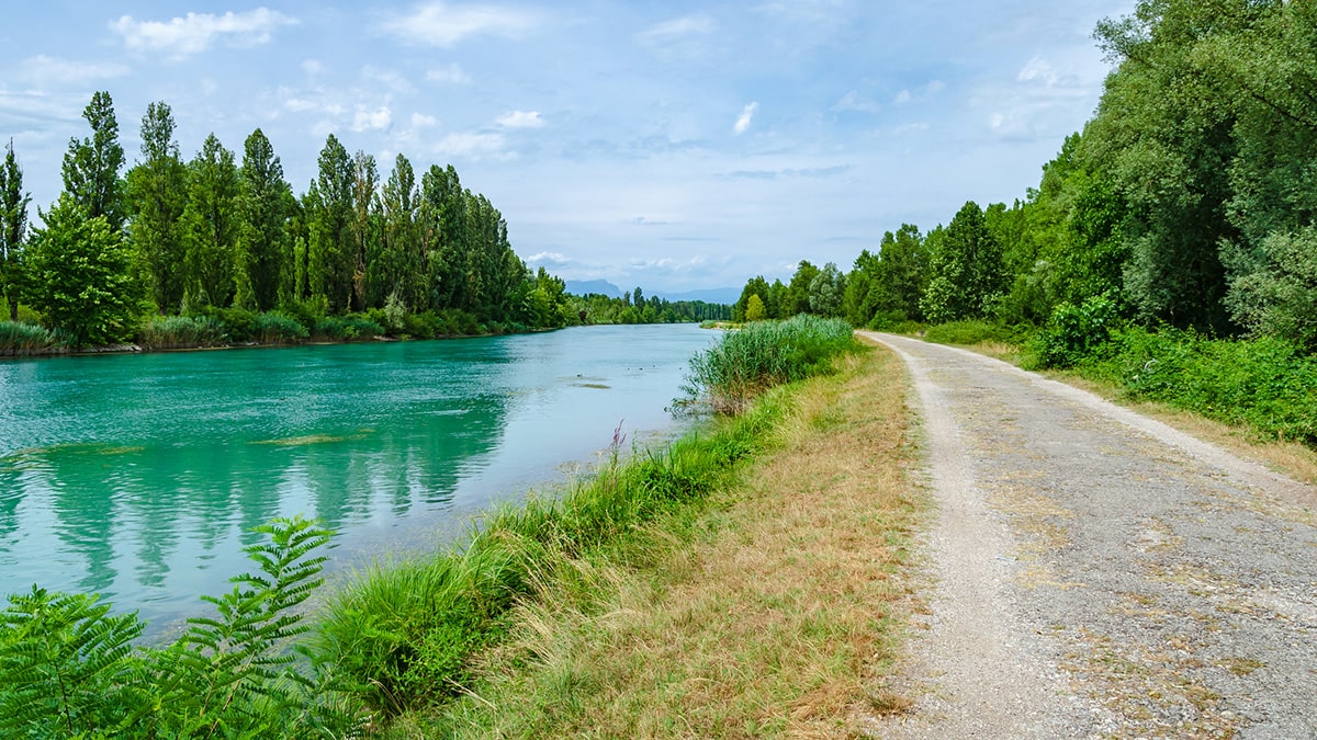 paesaggio di campagna mantovana con corso d'acqua