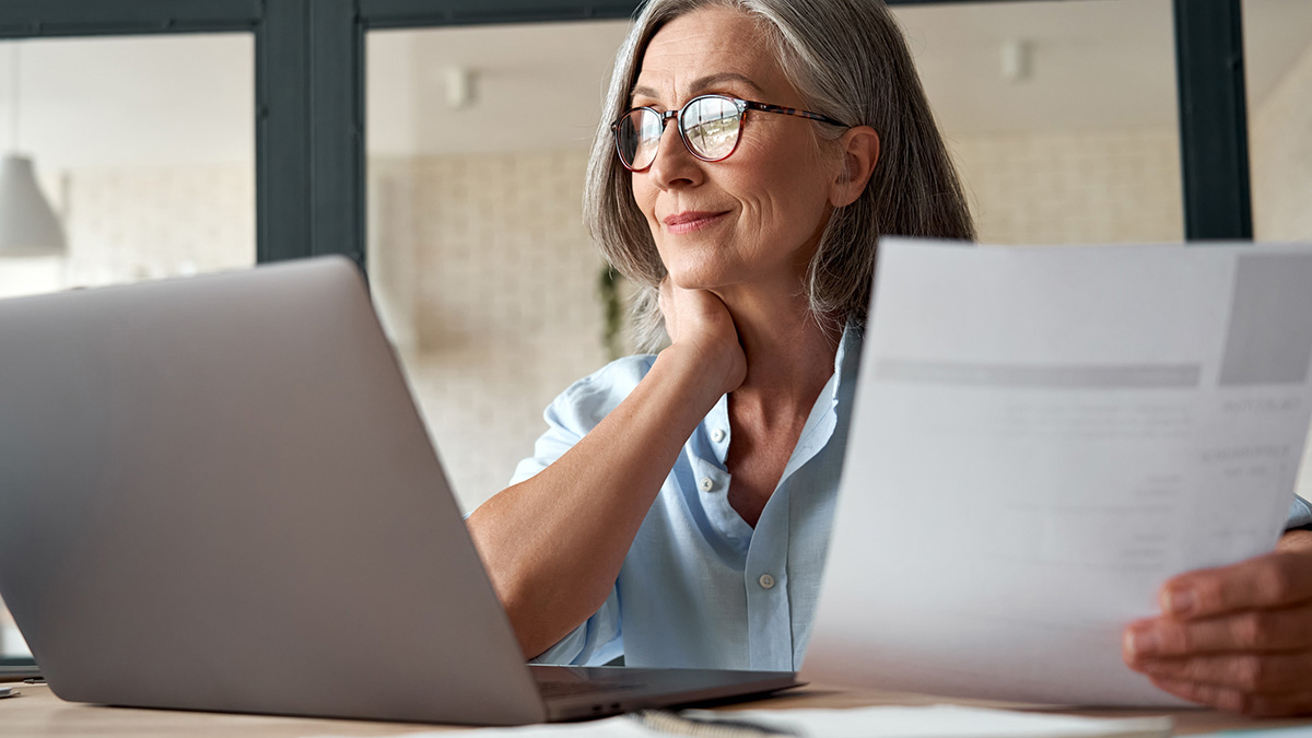 Signora davanti al pc con una bolletta
