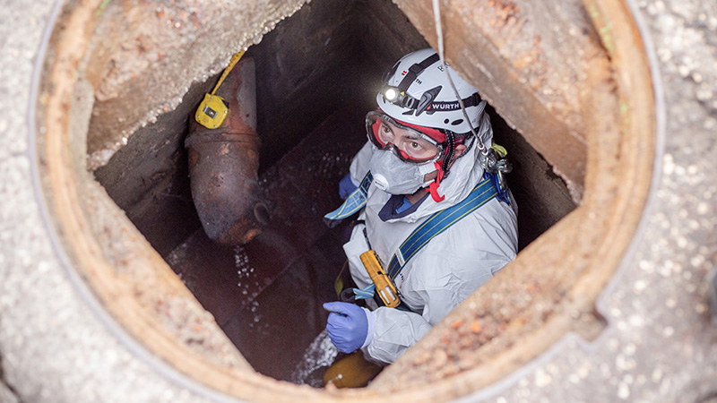 operatore all'interno della rete fognaria