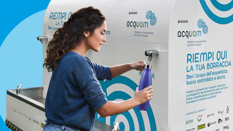donna che riempie borraccia dall'erogatore mobile acquam