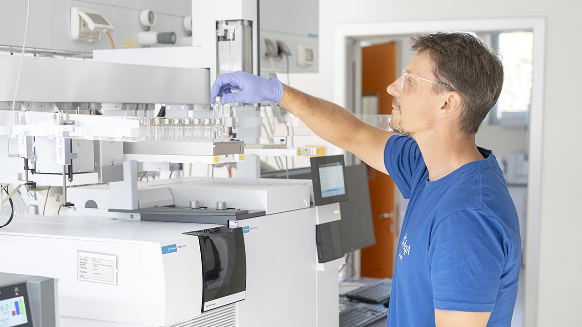 Operatore che carica macchinario analisi