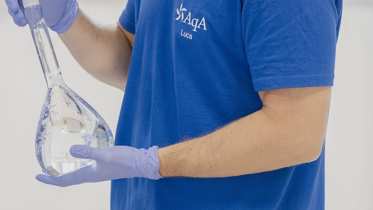 operatore aqa con acqua potabile da analizzare