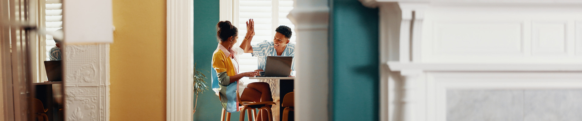 ragazzi che si danno il cinque